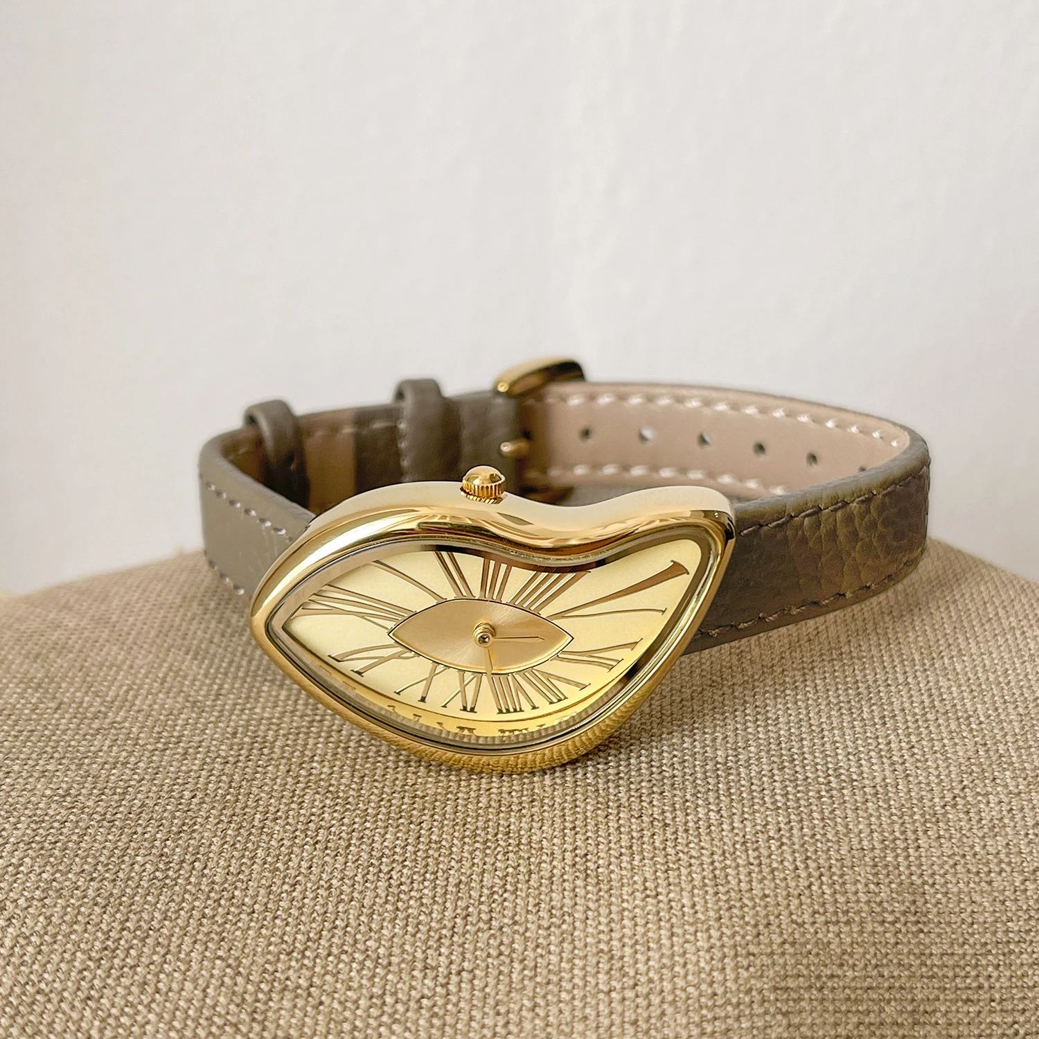 여성용 고급 레트로 크리에이티브 시계, 트위스트 불규칙 - Cartier Watch Tank 리뷰 및 가격