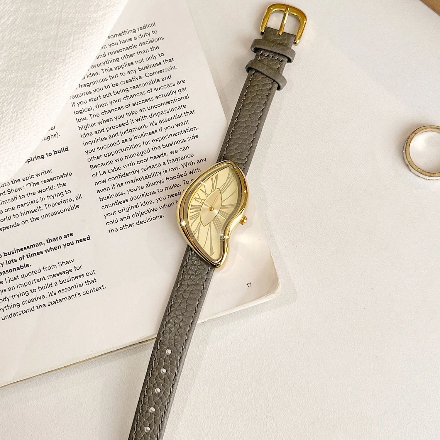 여성용 고급 레트로 크리에이티브 시계, 트위스트 불규칙 - Cartier Watch Tank 리뷰 및 가격